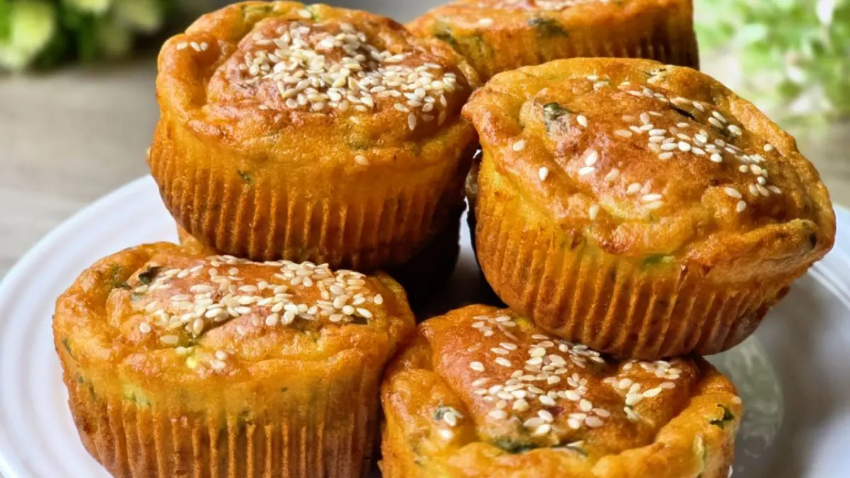 Savory Zucchini & Cheese Muffins – Perfect for Breakfast or Snack!