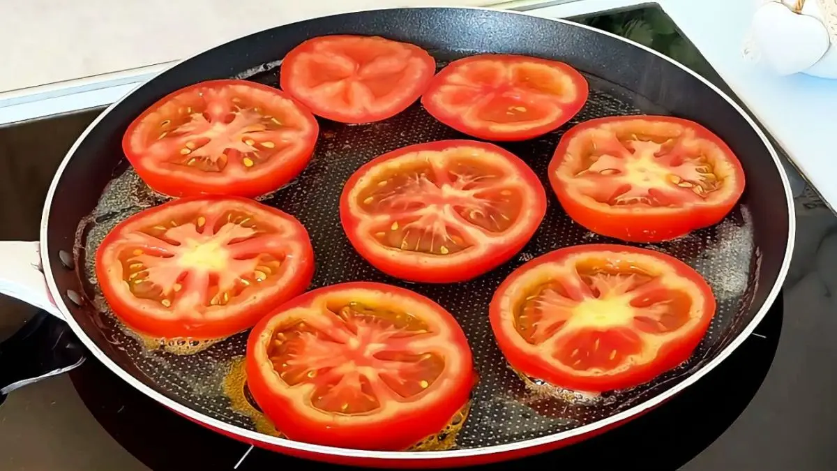 Breakfast with Eggs, Tomatoes & Cheese! Quick, Healthy & Delicious!