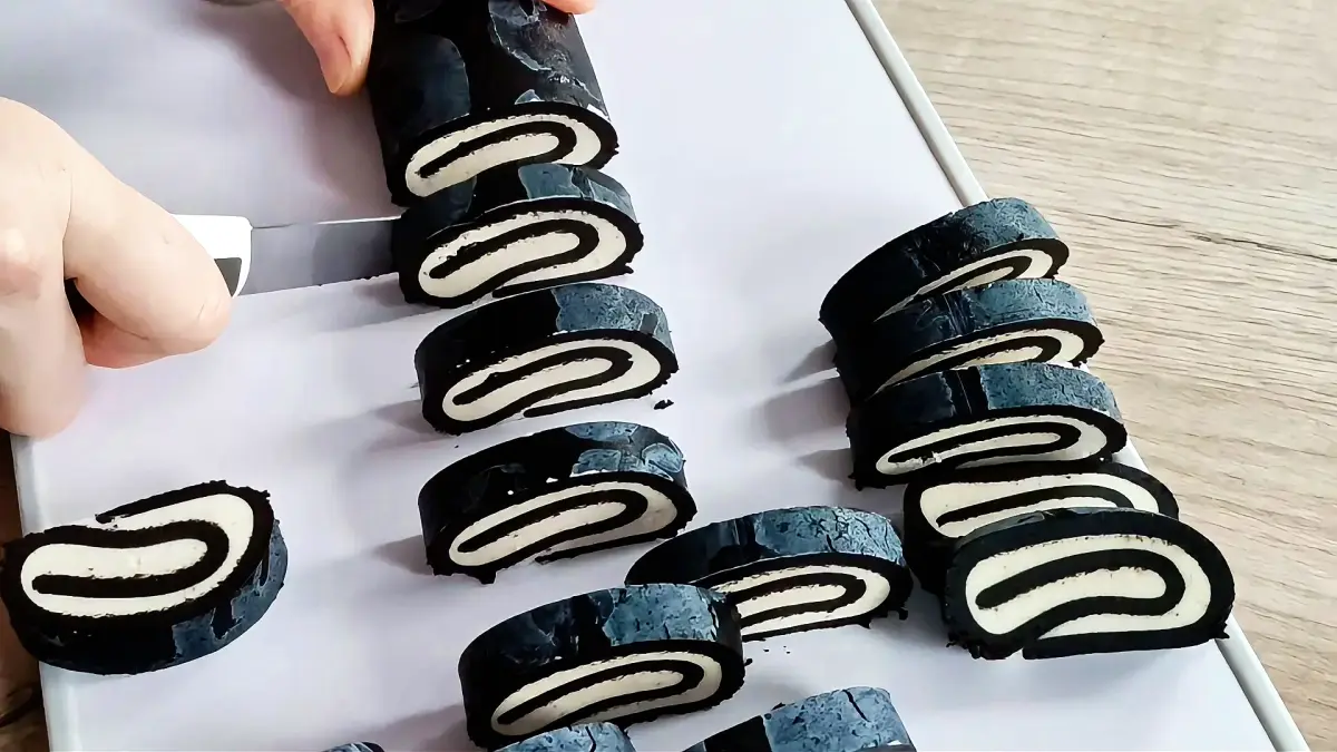 Oreo Swiss Roll – Only 3 Ingredients and No Baking!